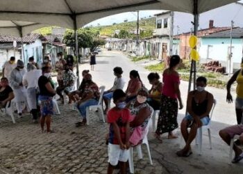 Testagem em massa e vacinação dos funcionários da saúde contra a Covid-19, em Firmino Alves