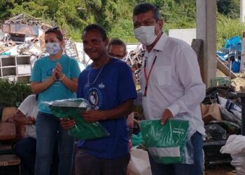 Vereador destaca importância do trabalho dos catadores, durante entrega de EPIs em Ilhéus