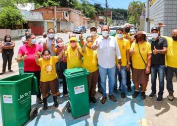 Mário Alexandre, Prefeito de Ilhéus, entrega 45 novos carrinhos para equipes de varrição