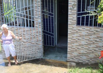 Adutora da Emasa rompe sobre casa construída de forma irregular no São Roque