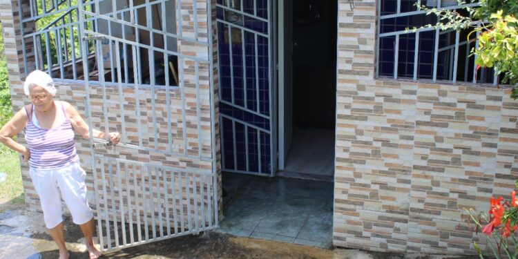 Adutora da Emasa rompe sobre casa construída de forma irregular no São Roque