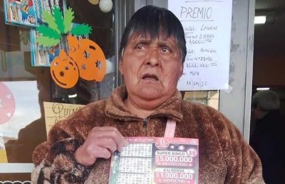 Vendedora de papelão ganha na loteria e cidade reage após a identidade dela vir à tona