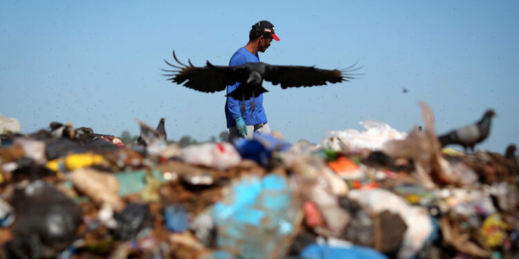 Governo lança edital para ajudar a acabar com lixões no país