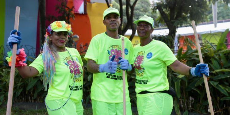 Operação de limpeza urbana no Carnaval de Salvador envolve mais de 3 mil profissionais
