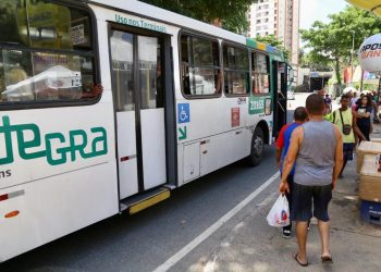 Foliões utilizam transporte público para acesso aos circuitos do Carnaval