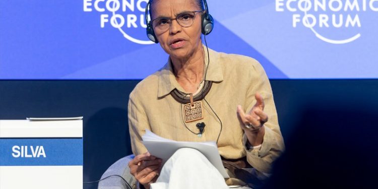 Marina Silva defende proteção ao meio ambiente e combate à desigualdade