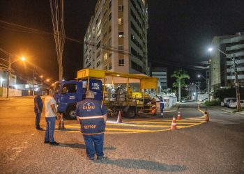 Revitalização de sinalização horizontal deixa trânsito de Lauro de Freitas mais seguro e ordenado
