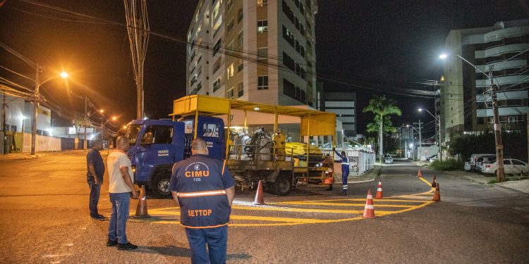 Revitalização de sinalização horizontal deixa trânsito de Lauro de Freitas mais seguro e ordenado