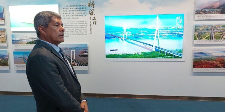 Na China, governador Jerônimo Rodrigues participa de reunião sobre os investimentos da Ponte Salvador-Itaparica