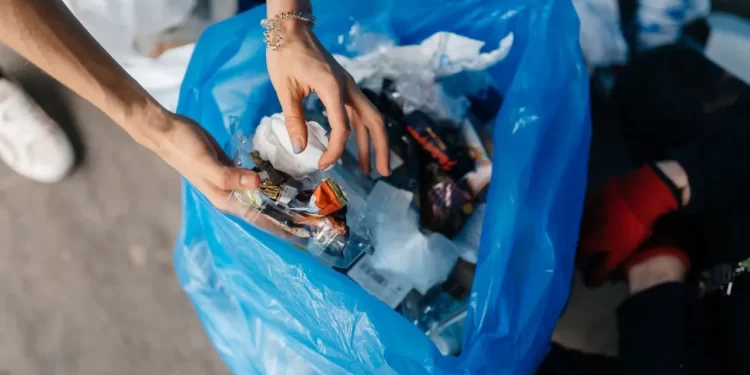 Cidade italiana dá desconto em passagens de trens para quem recicla plástico