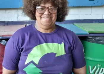 Catadora que morou no aeroporto é sucesso nas redes com dicas de reciclagem