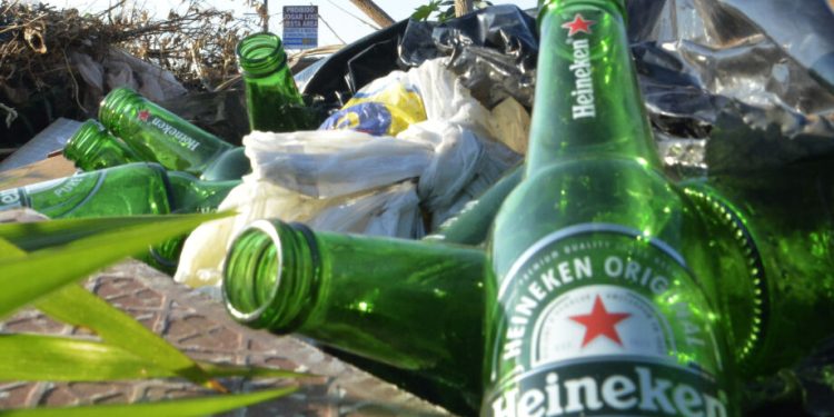 Drive-thru da reciclagem é lei, mas trato com resíduos está longe do ideal, diz especialista