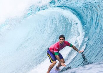 gabriel-medina-brilha-em-teahupoo-e-chega-as-quartas-de-final-no-surfe