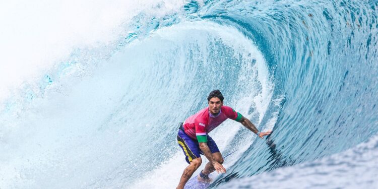 gabriel-medina-brilha-em-teahupoo-e-chega-as-quartas-de-final-no-surfe